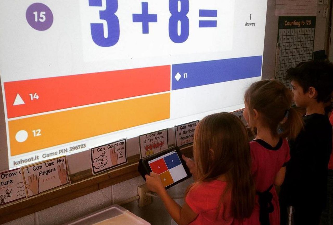 Crianças usando Kahoot na sala de aula inovadora